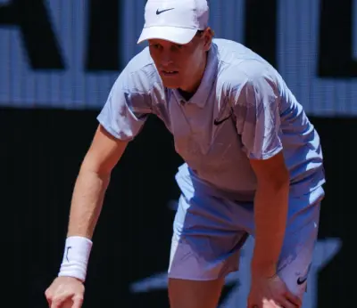 Wilander expresa preocupación por la condición de Sinner, pero aún así espera una victoria en Wimbledon.