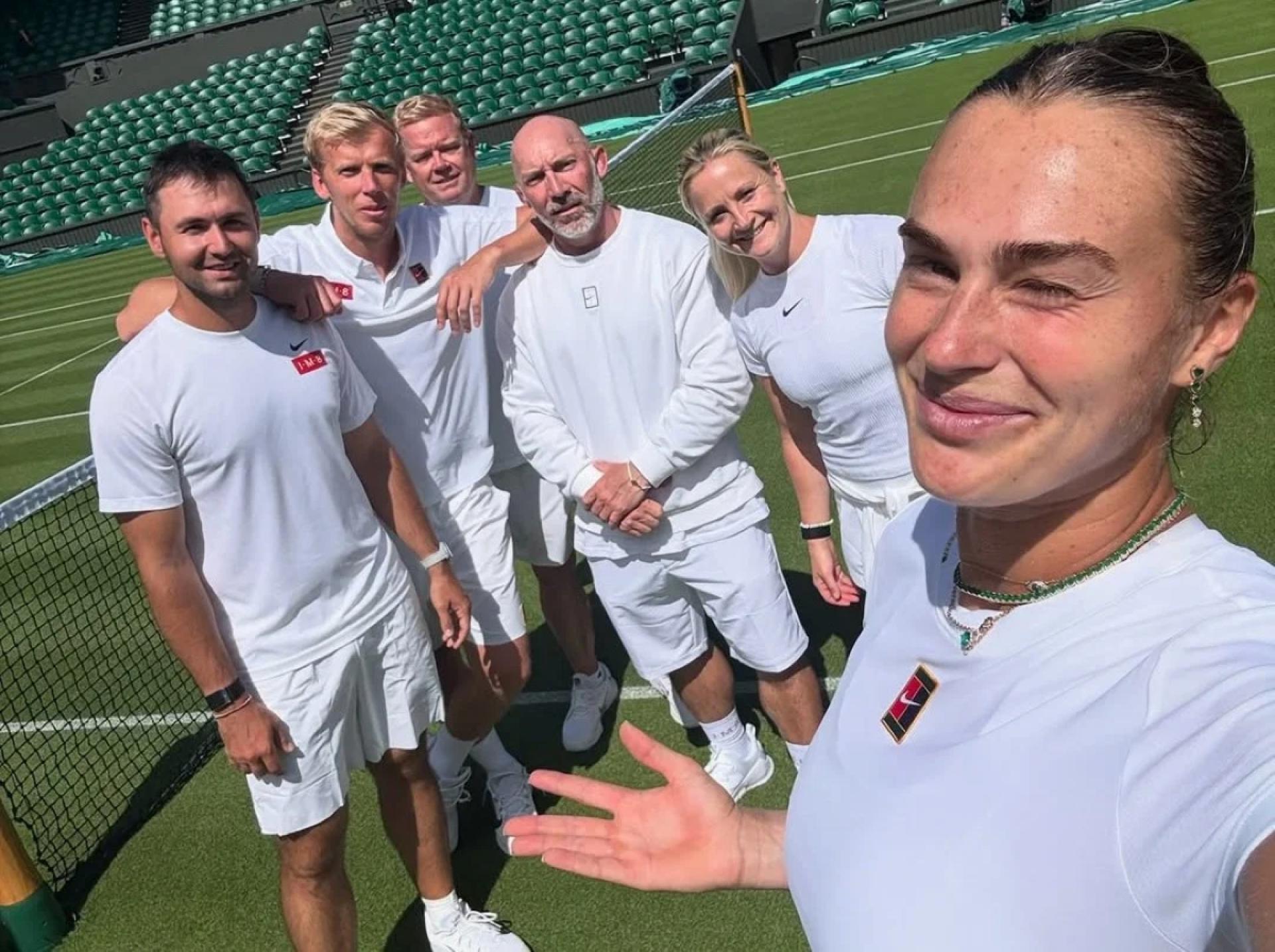 Aryna Sabalenka revela por qué prefiere al equipo bielorruso y habla sobre su entrenadora estadounidense.