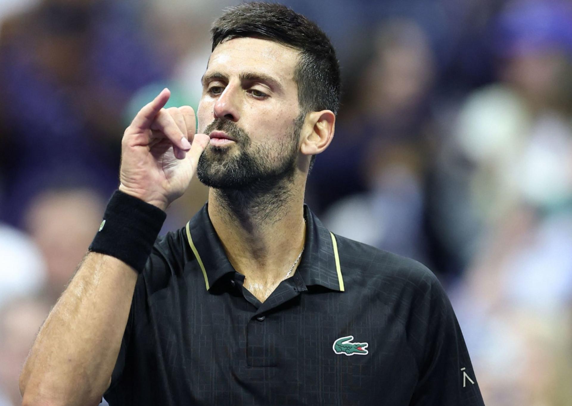 Djokovic se disfraza en Nueva York y luego se detiene bajo su propio cartel publicitario